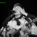 Raphael Kaester werden von Jakob Hüppauff die Augen verschlossen - Poetry Slam Erlangen April 2010