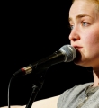 Franziska Holzheimer im Finale beim Poetry Slam Erlangen im April 2015.jpg