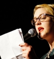 Leonie Warnke im Finale beim Poetry Slam Erlangen im April 2015.jpg