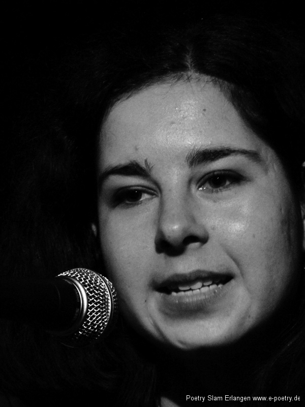 Paula Linke beim Poetry Slam Erlangen im Dezember 2010