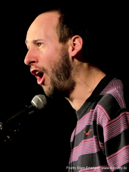 Finalist <b>Tobi Kunze</b> beim Poetry Slam Erlangen im Dezember 2013 - mini-finalisttobiimdez13