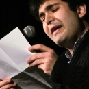 Emir Taghikani beim Poetry Slam Erlangen im Dezember 2013