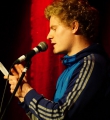 Thomas Spitzer beim Poetry Slam im Dezember 2014