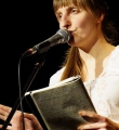 Adina beim Poetry Slam Erlangen im Dezember 2015