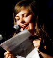 Eva Stützer beim Poetry Slam Erlangen im Juni 2015