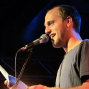 Alex Burkhard beim Poetry Slam im März 2014