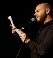 Marvin Suckut beim Poetry Slam Erlangen im März 2016