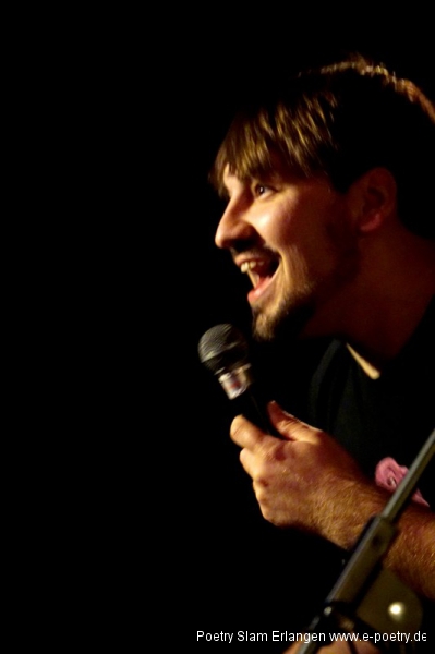 <b>Nikita Gorbunov</b> beim Poetry Slam Erlangen im Mai 2014 - mini-NikitaGorbunov05imMai2014