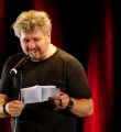 Moses Wolff im Finale beim Poetry Slam Erlangen im Mai 2015