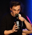 Outtakes Kaleb mit Bier beim Poetry Slam im November 2014