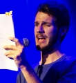 Bastian beim Poetry Slam im Oktober 2014